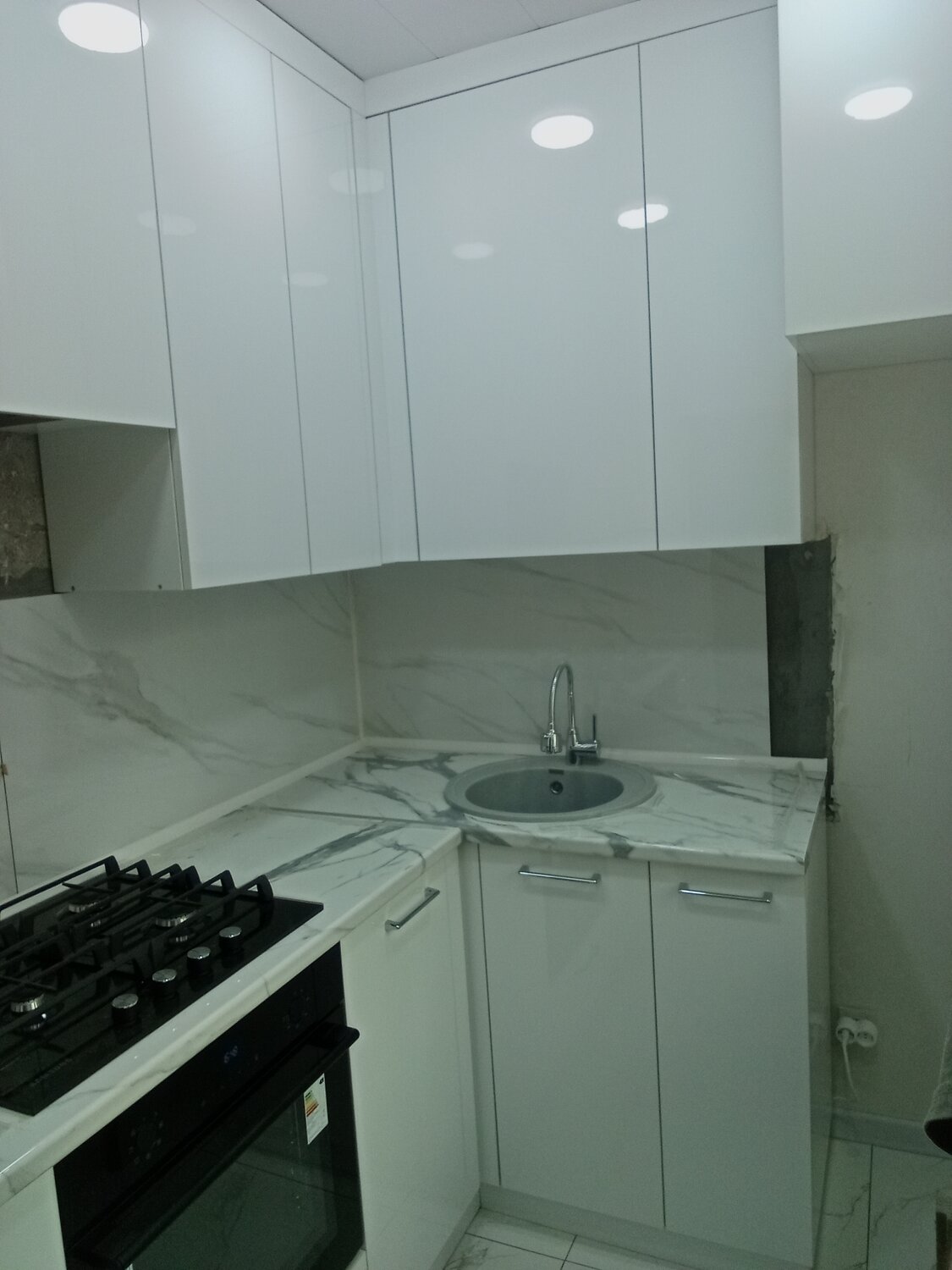 угловая кухня хрущевка, кухня белая глянцевая, небольшая кухня, мебель на кухню, кухни