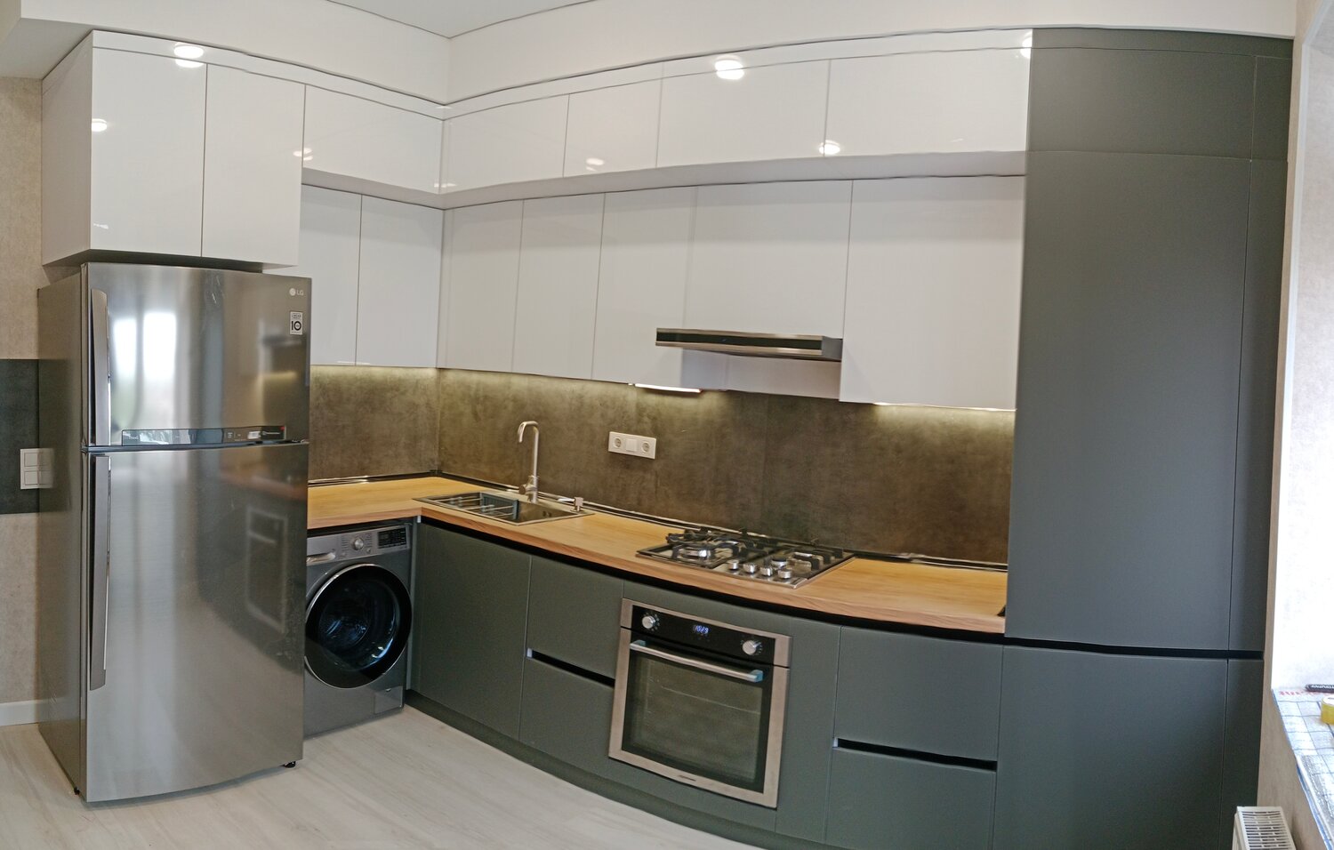 угловая кухня, серая глянцевая кухня, готовые кухни, стильные кухни, кухни зов