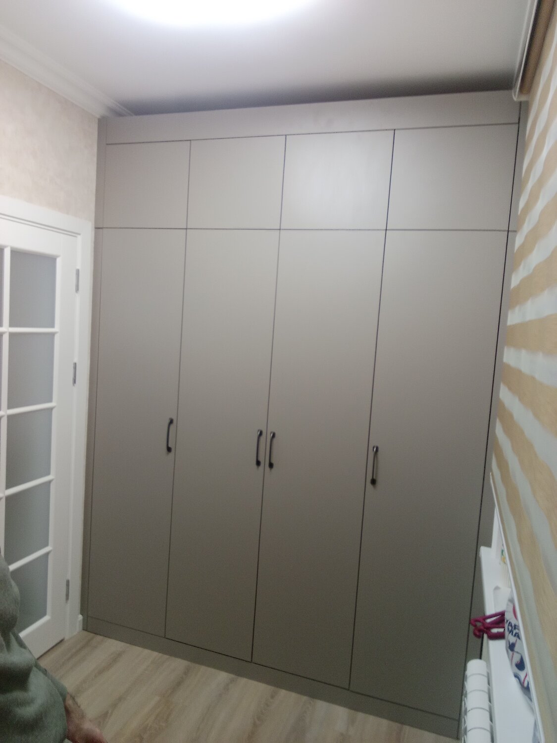 распашной шкаф, встроенный распашной шкаф, шкаф серого цвета, шкаф, шкаф с распашными дверями