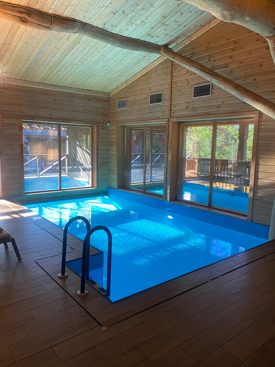 бассейн в частном доме, банный комплекс с бассейном, бассейн в коттедже, бассейн в деревянном доме, деревянная баня с бассейном