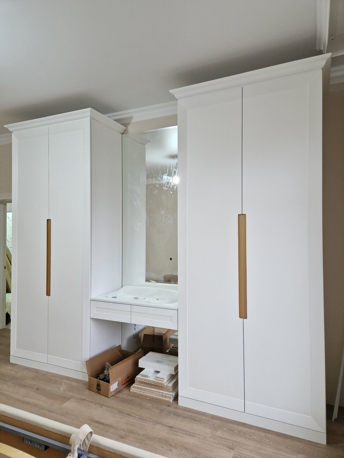 шкаф распашной, шкаф без ручек, шкаф с распашными дверями, шкаф распашной современный, встроенный шкаф мдф