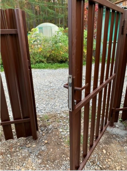 забор калитка и ворота из евроштакетника, ворота из евроштакетника с калиткой, калитка из штакетника металлического, замок на калитку из евроштакетника, калитка для забора из евроштакетника