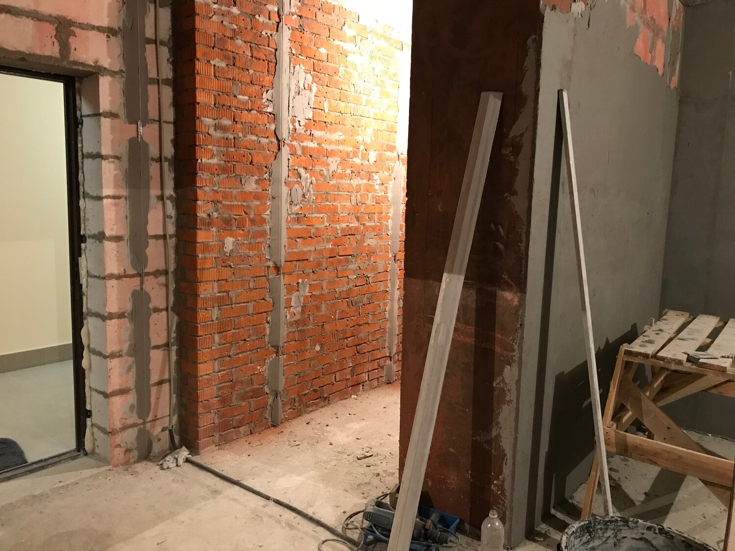 межкомнатные перегородки из кирпича, перегородка из кирпича, кирпичные перегородки в квартире, кирпичные межкомнатные перегородки, дверной проем в кирпичной стене