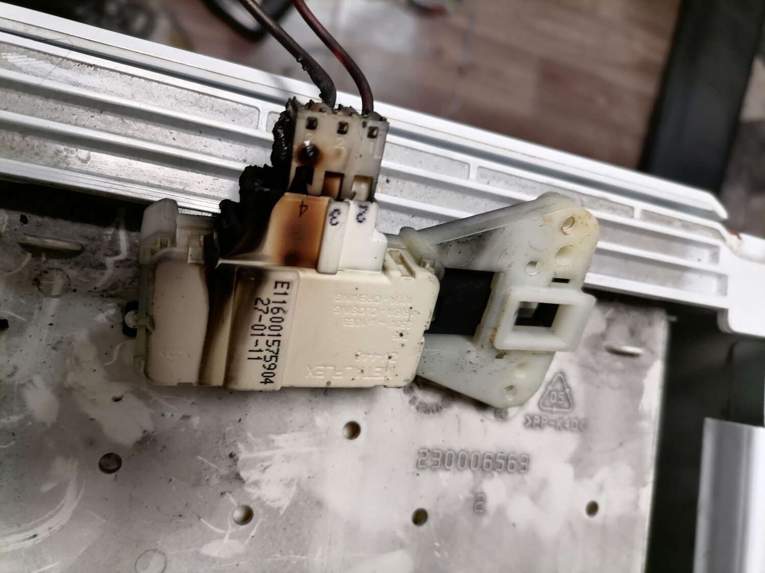 замок дверцы стиральной машины индезит, замок люка стиральной машины, замок люка стиральной машины indesit, замок люка metalflex zv-446, замок стиральной машины indesit