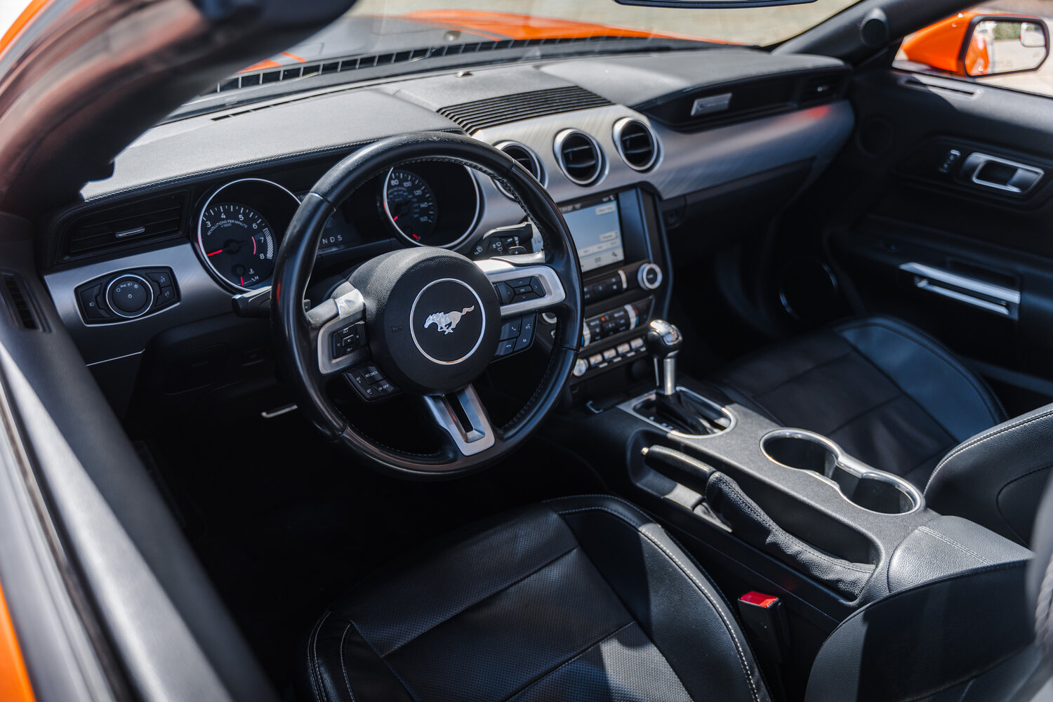 форд мустанг 2015 салон, ford mustang салон, форд мустанг салон, автомобиль ford mustang, форд мустанг 2020 салон