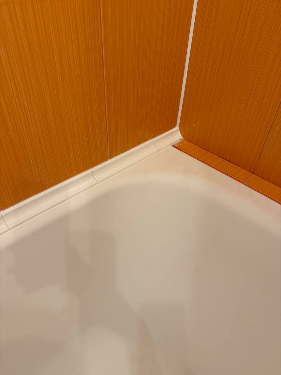 галтель для ванны заделать щель 80 мм, плинтуса для ванной, плинтус бордюр для ванной пш1224, плинтус на ванну, стык ванны и стены