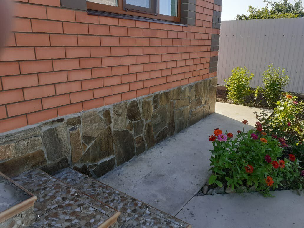 отделка цоколя камнем, отделка цоколя искусственным камнем, отделка цоколя, цоколь из камня, отделка цоколя декоративным камнем