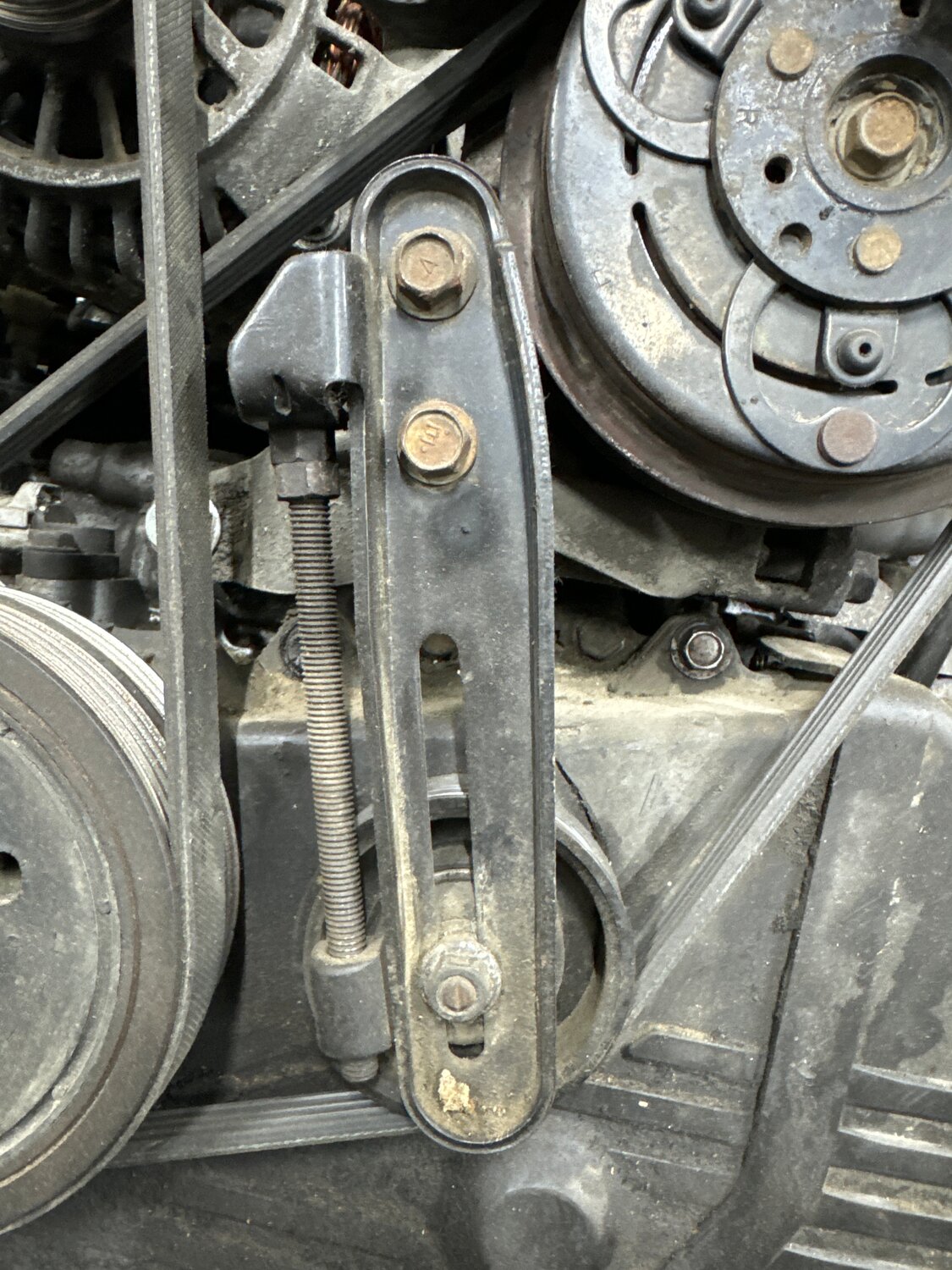 натяжитель ремня кондиционера субару ej253, натяжитель ремня кондиционера субару, ремень генератора vw b4, замена ремня генератора, ремень генератора на двигателе