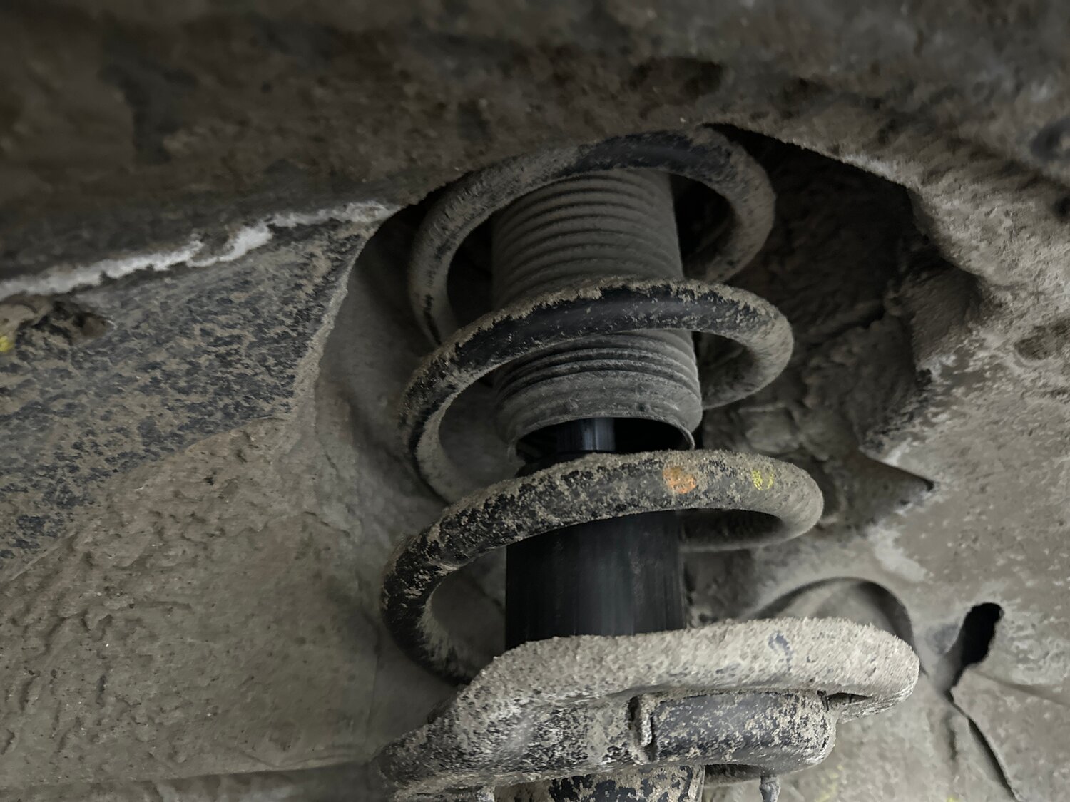 потек амортизатор, крепление задней стойки мазда сх5, mitsubishi outlander 2012 замена задних стоек амортизатора, замена амортизатора, пыльники передних стоек mitsubishi outlander 3