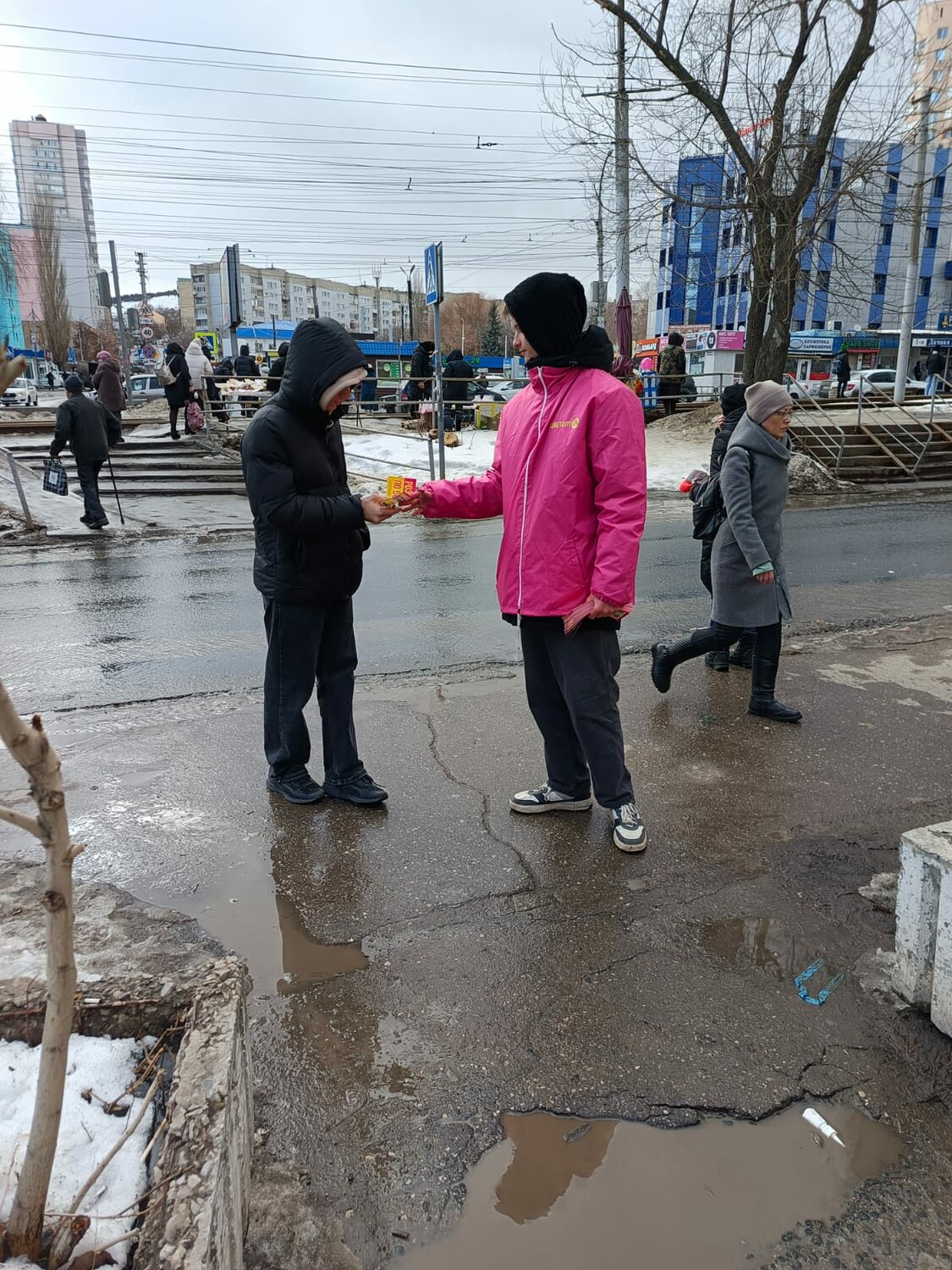 на улицах города, 8 марта в россии, городские, на улицы, волонтер
