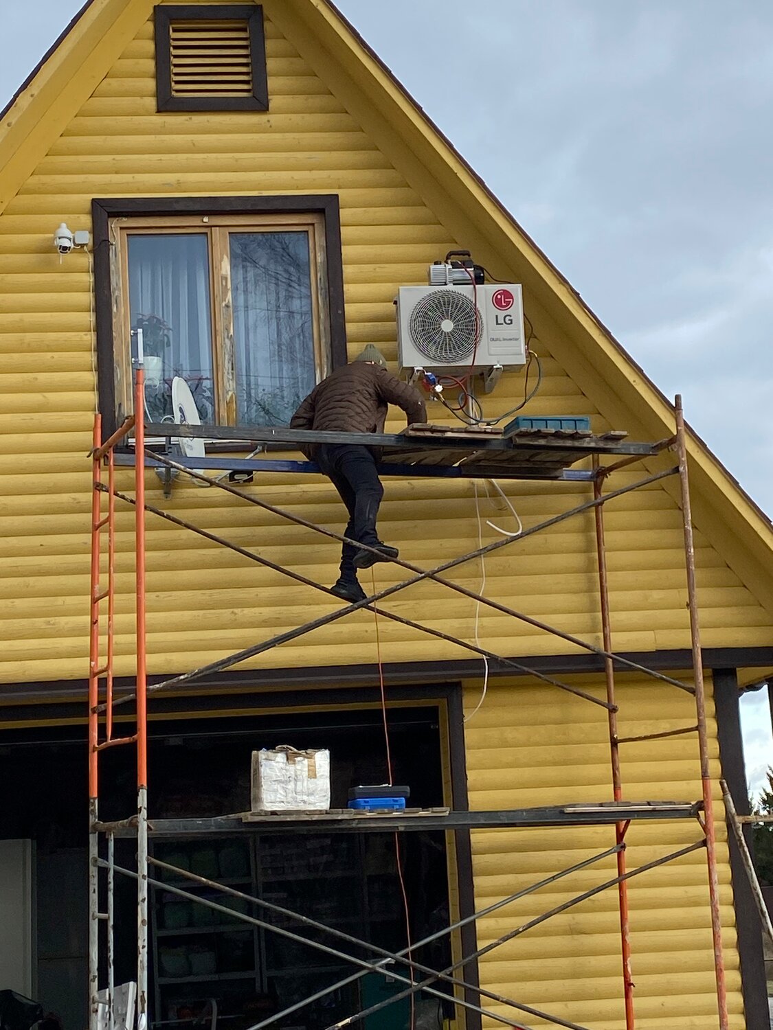 сайдинг, монтаж сайдинга, монтаж кондиционера на сайдинг, кондиционер в частном доме, сайдинг фронтон