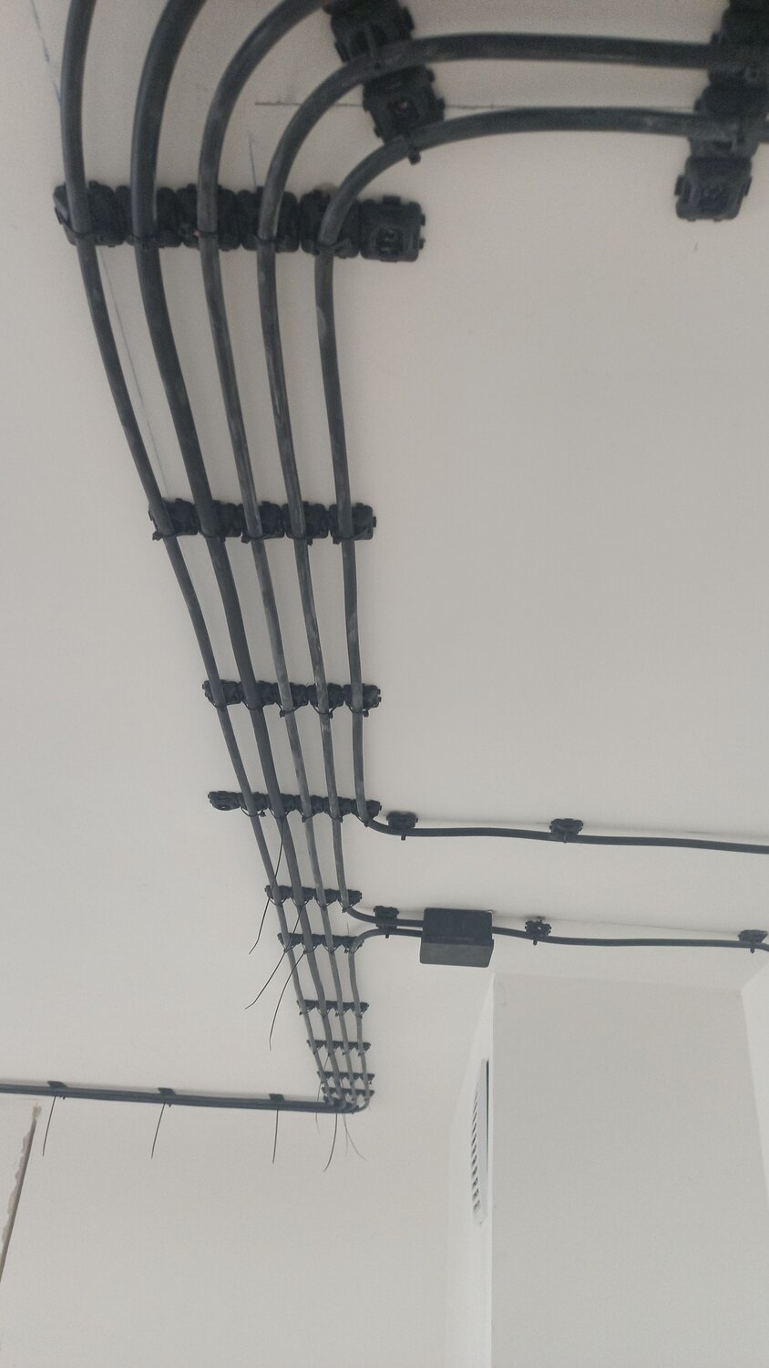 прокладка кабеля по потолку без гофры, монтаж электропроводки по потолку, монтаж электропроводки, прокладка кабеля по потолку, крепление кабеля к потолку без гофры