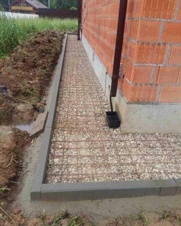отмостка подбетонка, отмостка вокруг дома, отмостка для дома, отмостка в частном доме, отмостка вокруг дома своими руками из бетона