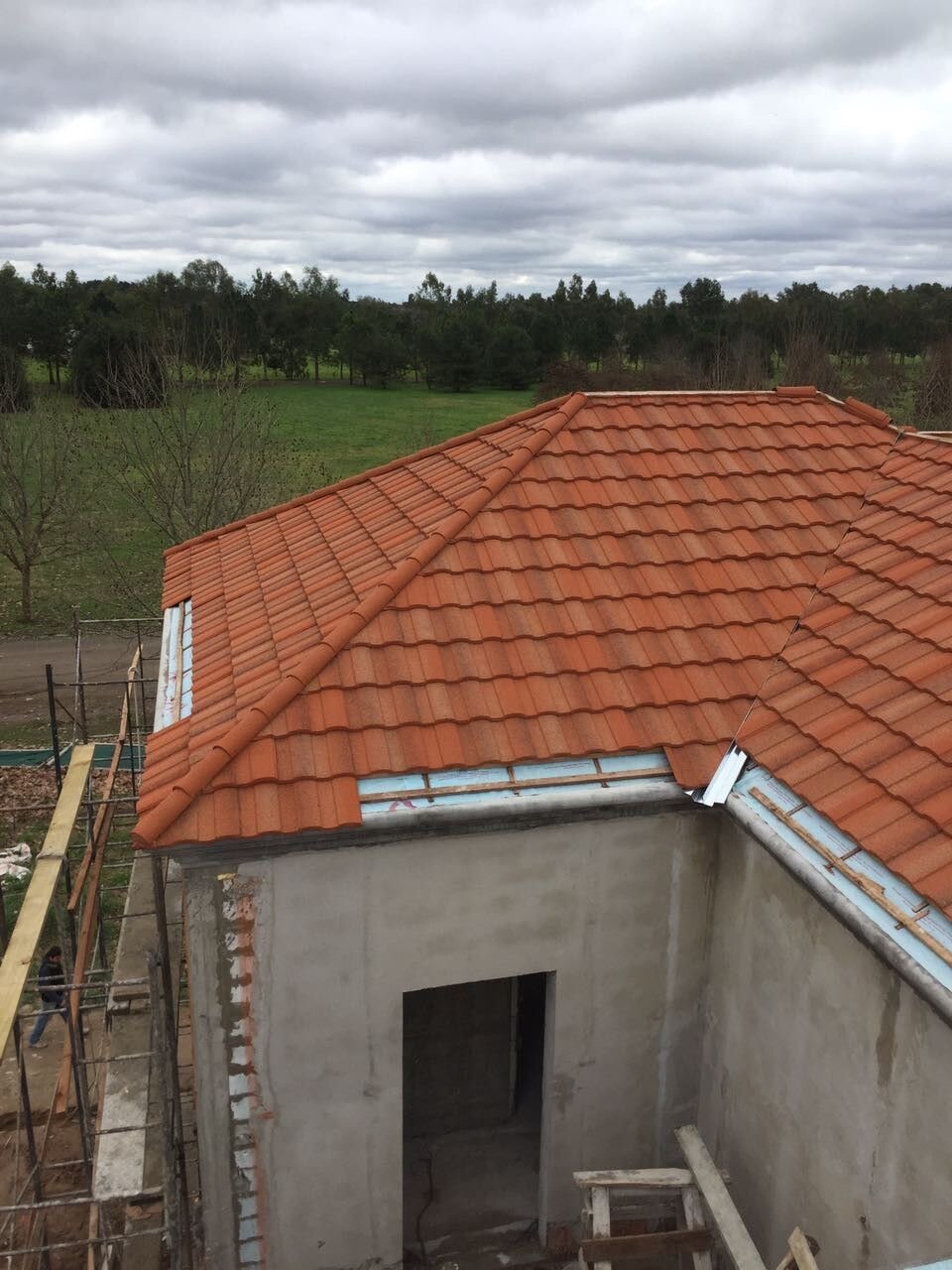 керамическая черепица для крыши, цементно-песчаная черепица забудова, цементно песчаная черепица финская, кровля из черепицы, керамическая черепица брасс