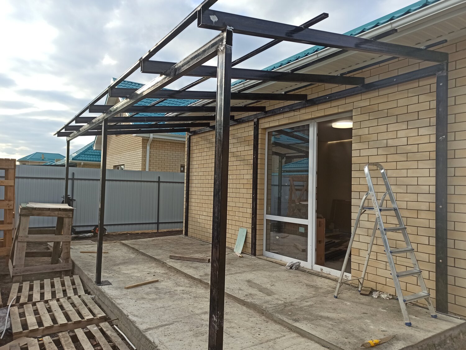 навес к дому из металлопрофиля, веранда из металлического профиля, навес к дому из металлопрофиля односкатный, навес к дому из профильной трубы, веранда из профильной трубы