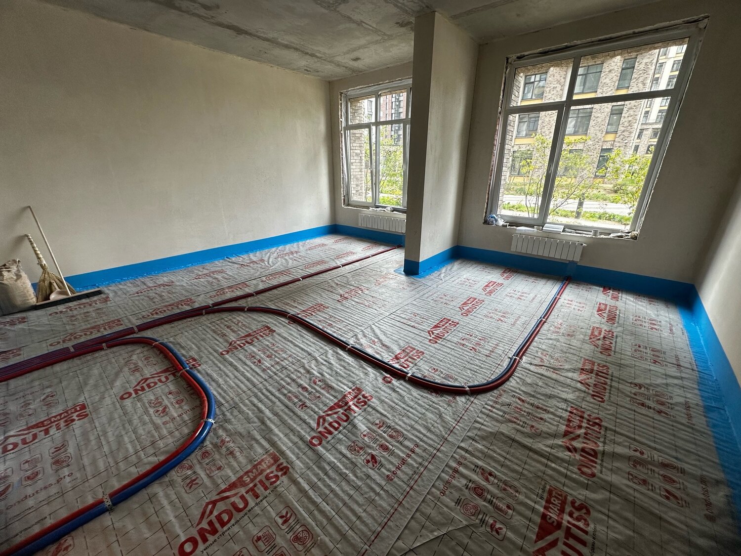 трубы отопления рехау в стяжке пола, монтаж водяного теплого пола, монтаж теплого пола, разводка отопления по полу, разводка труб отопления