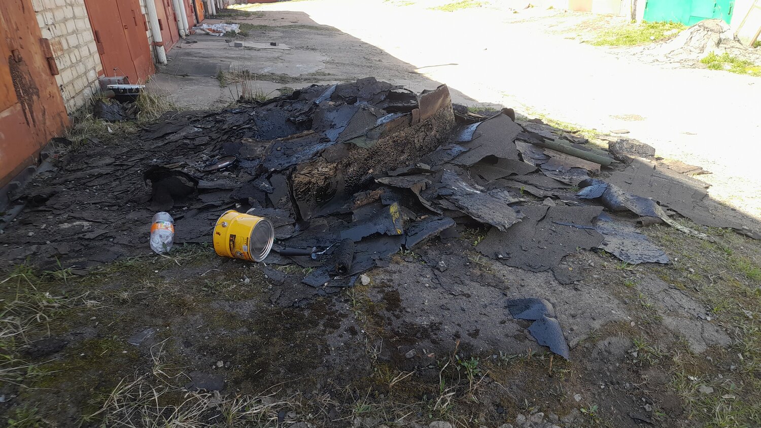 отходы, гаража, крыша гаража, строительный мусор, асфальт