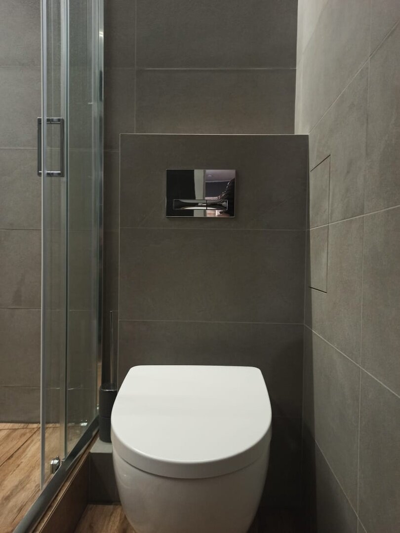 интерьер туалета с инсталляцией, современный дизайн туалета, туалет дизайн, туалетная комната с инсталляцией, дизайн туалета с инсталляцией