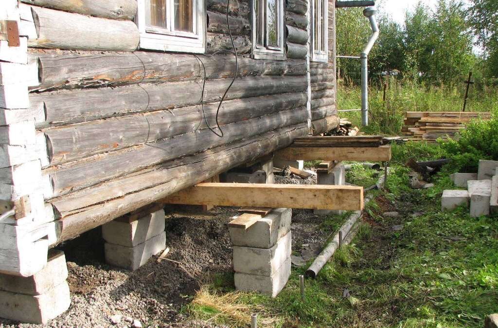 замена нижнего венца деревянного дома, замена фундамента под деревянным домом, фундамент старых деревянных домов, старый фундамент, ремонт фундамента деревянного дома