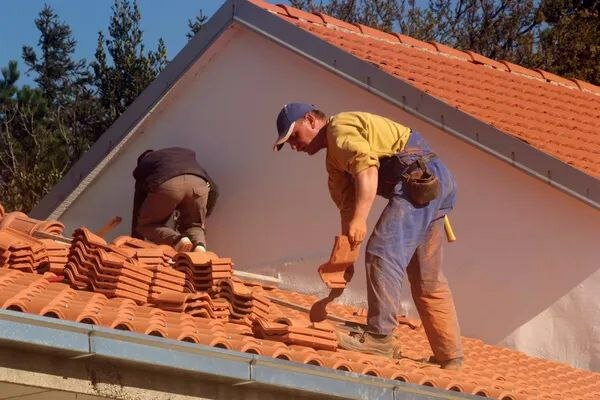 монтаж керамической черепицы, кровельные работы, укладка кровли, монтаж кровли, укладка черепицы на крышу