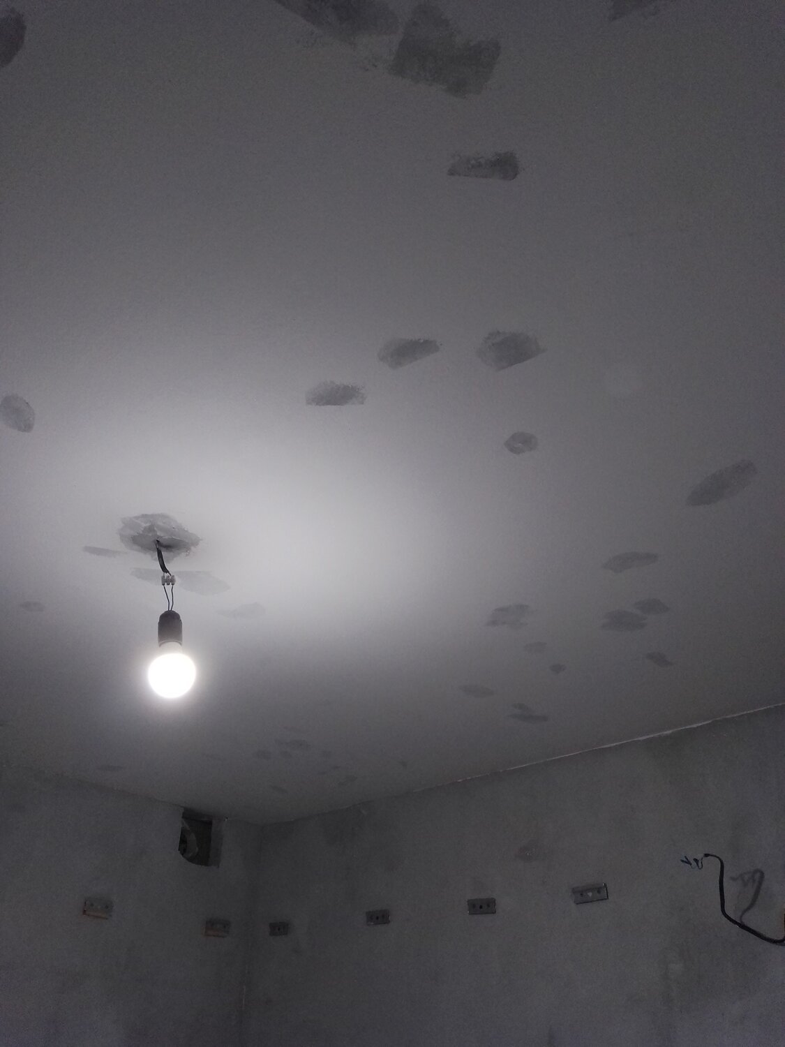 гипсокартон на потолке, шпаклевка потолка, шпатлевка потолка, с потолка, штукатурка потолка