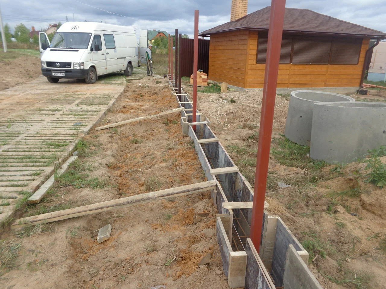 Монтаж металлических столбов для заборов и ограждений