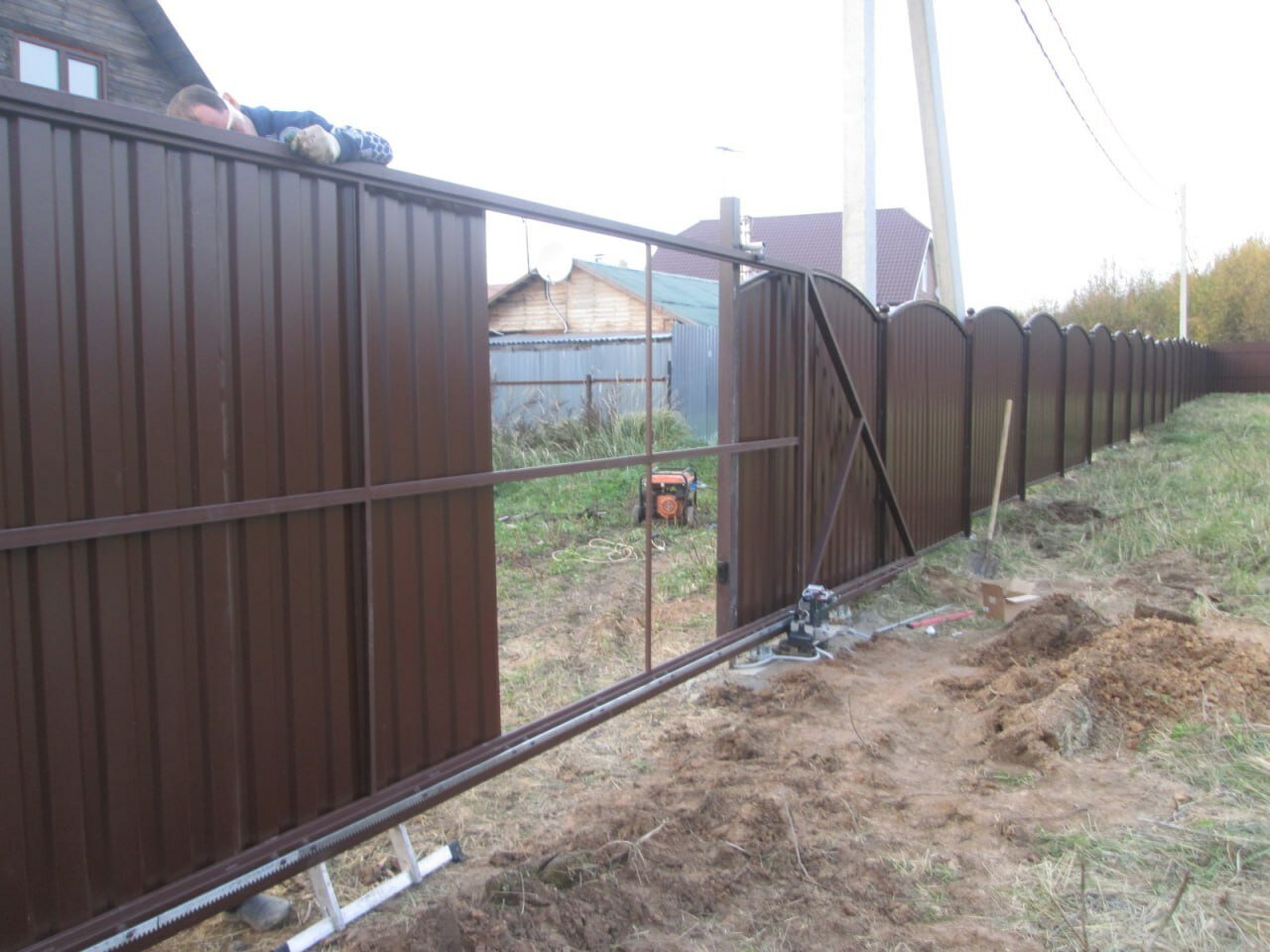 Строительство забора из профнастила