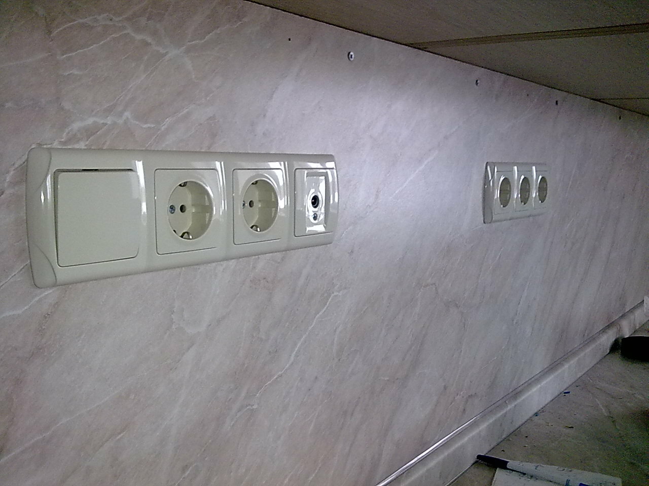 Установка розеток и выключателей