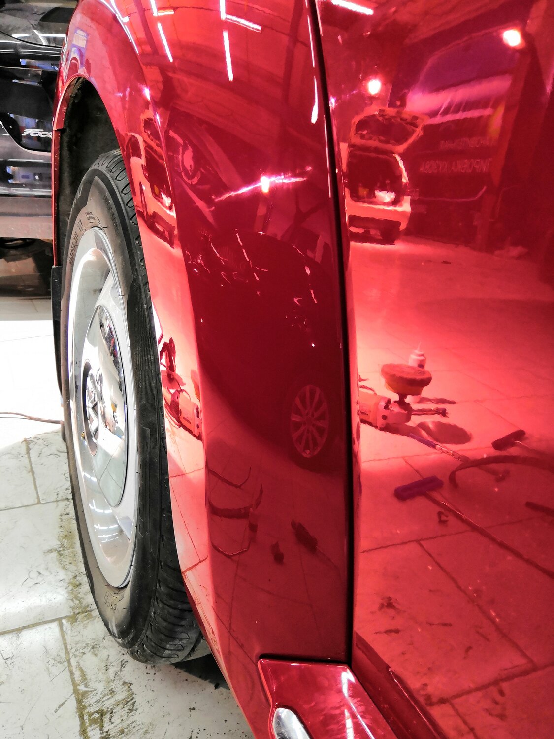 автомобиль, авто, вмятина на красном авто, царапины на крыле автомобиля, краска красный ксералик