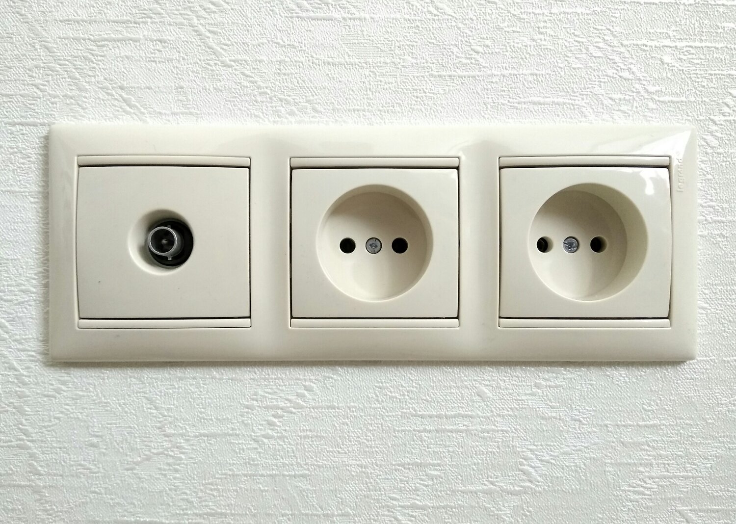 розетка, блок розеток в стену, выставление розеток, внутренние розетки и выключатели, розетки и выключатели