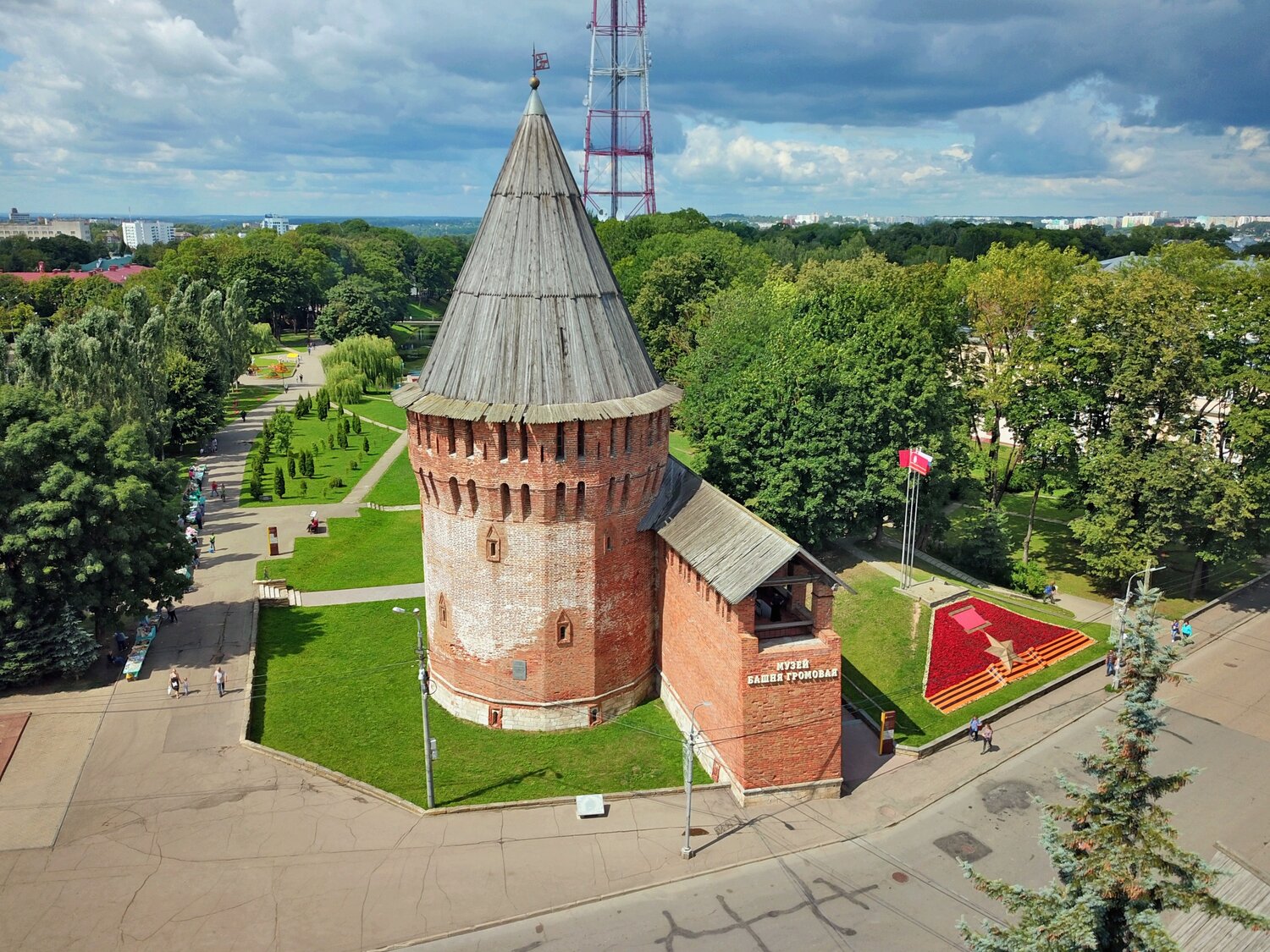 громовая башня смоленск, крепостная стена смоленск башня громовая, крепостная стена смоленск тупинская башня, смоленская крепость смоленск с высоты, громовая башня