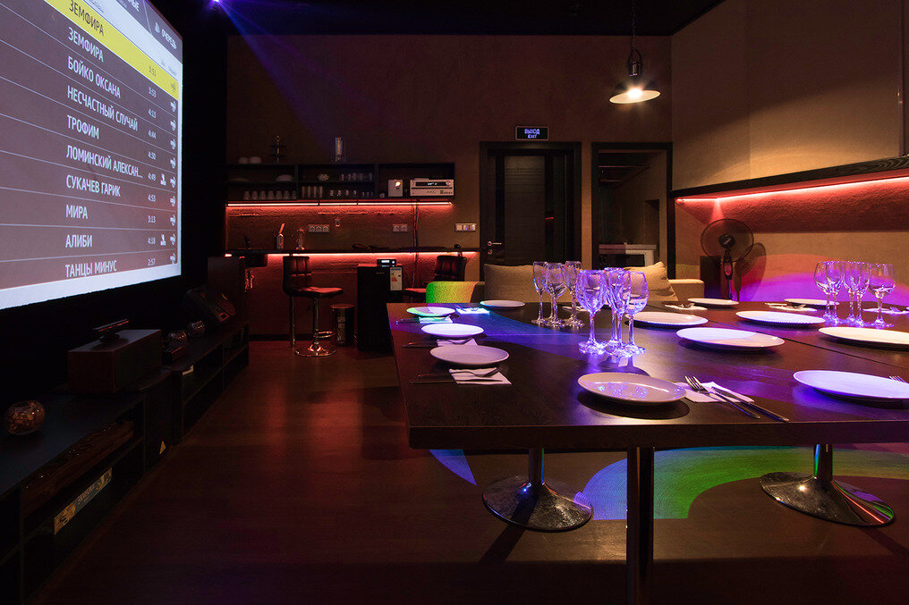 Аренда уютного зала с караоке, большим экраном, мощным звуком и не только в лофт