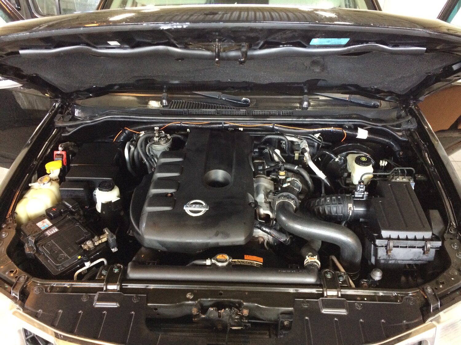 патфайндер 2.5 дизель под капотом, распорка тойота марк 2 90 кузов 1 g fe, nissan navara 2011 под капотом, подкапотка субару xv, подкапотка opel astra j