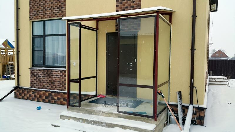 крыльцо из алюминиевых конструкций, мягкое остекление крыльца, тонированное остекление веранды, монтаж веранды из пластика, веранда