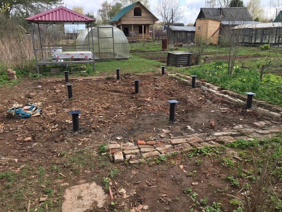 фундамент из винтовых свай во владимирской области, винтовые сваи на участке с уклоном, свайно винтовой фундамент, винтовые сваи под баню, свайно забивной фундамент под баню