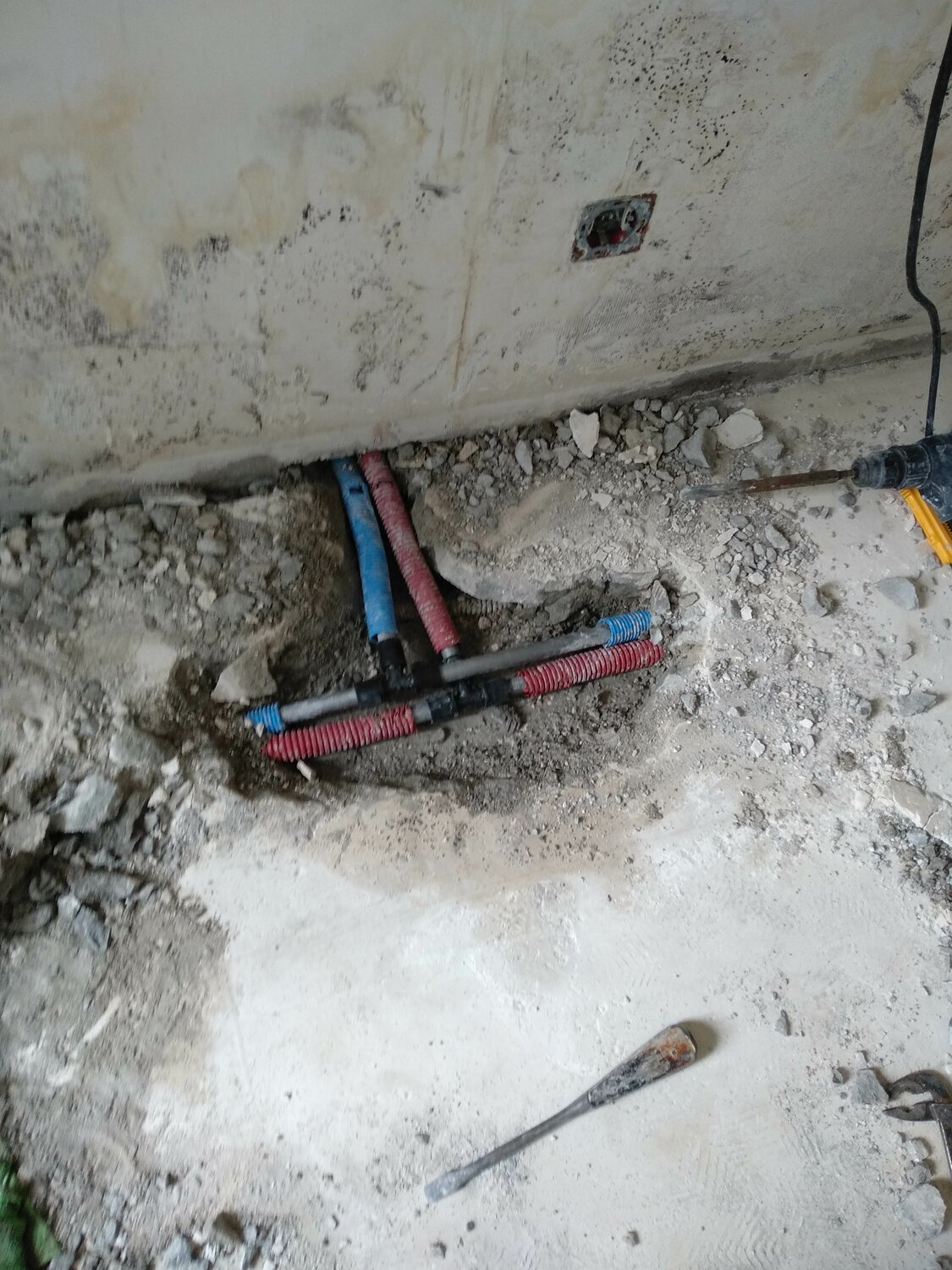 трубы отопления под стяжкой, тройники рехау в стяжке, закладка труб в стяжку, укладка труб отопления в стяжку, трубы рехау для отопления монтаж