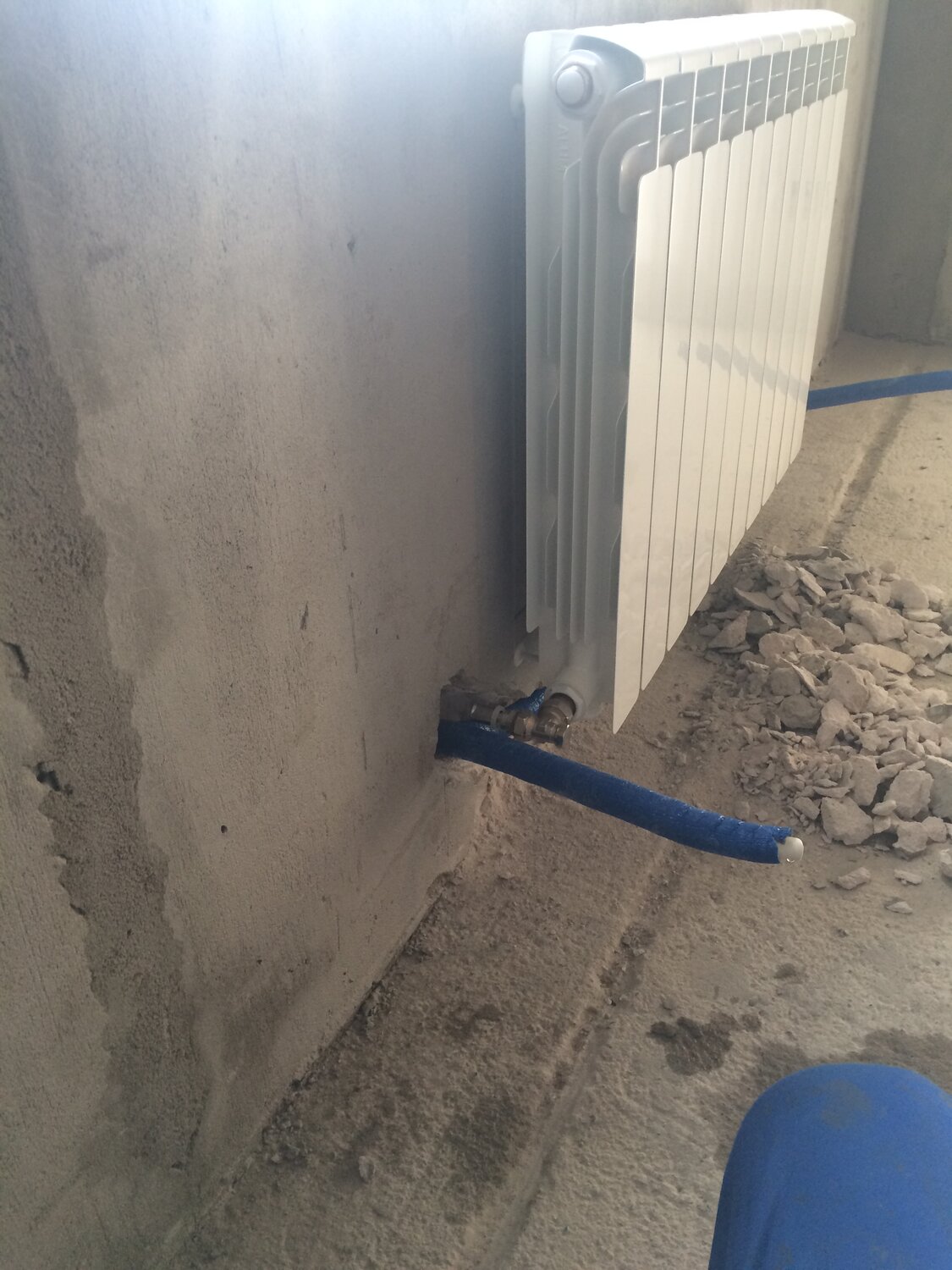 радиатор отопления, радиатор с горизонтальной разводкой, радиатор, трубы отопления в стене, криво висят радиаторы отопления