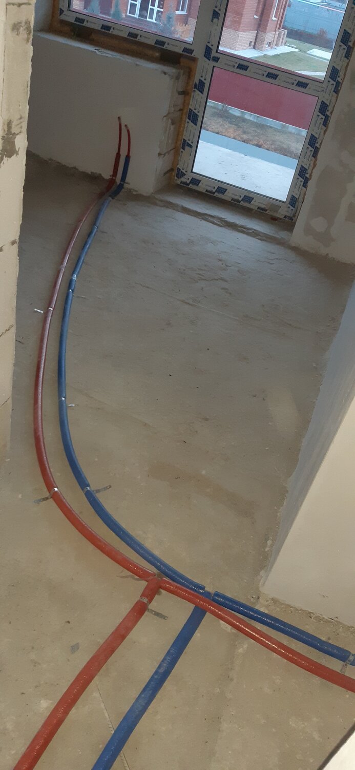 трубы отопления в стяжке пола, прокладка труб отопления в стяжке, трубы рехау в стяжке, лучевая разводка сшитым полиэтиленом, сшитый полиэтилен для отопления в стяжке