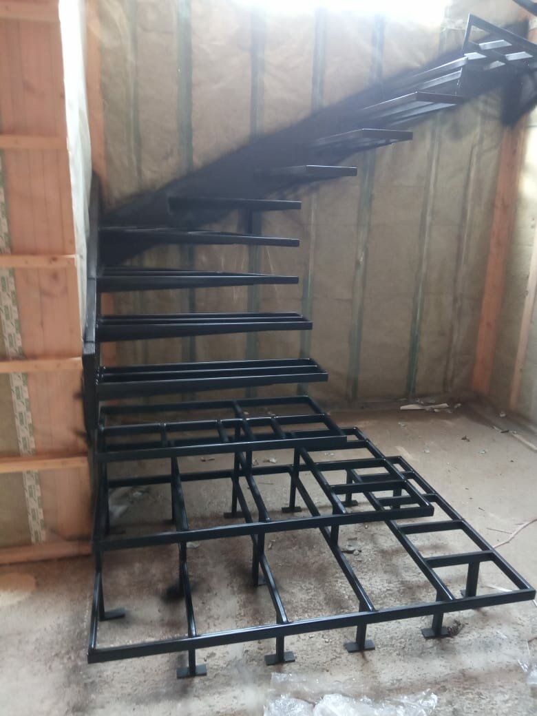 металлический каркас лестницы, каркас лестницы из профильной трубы, каркас лестницы из металла с площадкой, каркас лестницы из металла закрытого типа, каркас лестницы из металла
