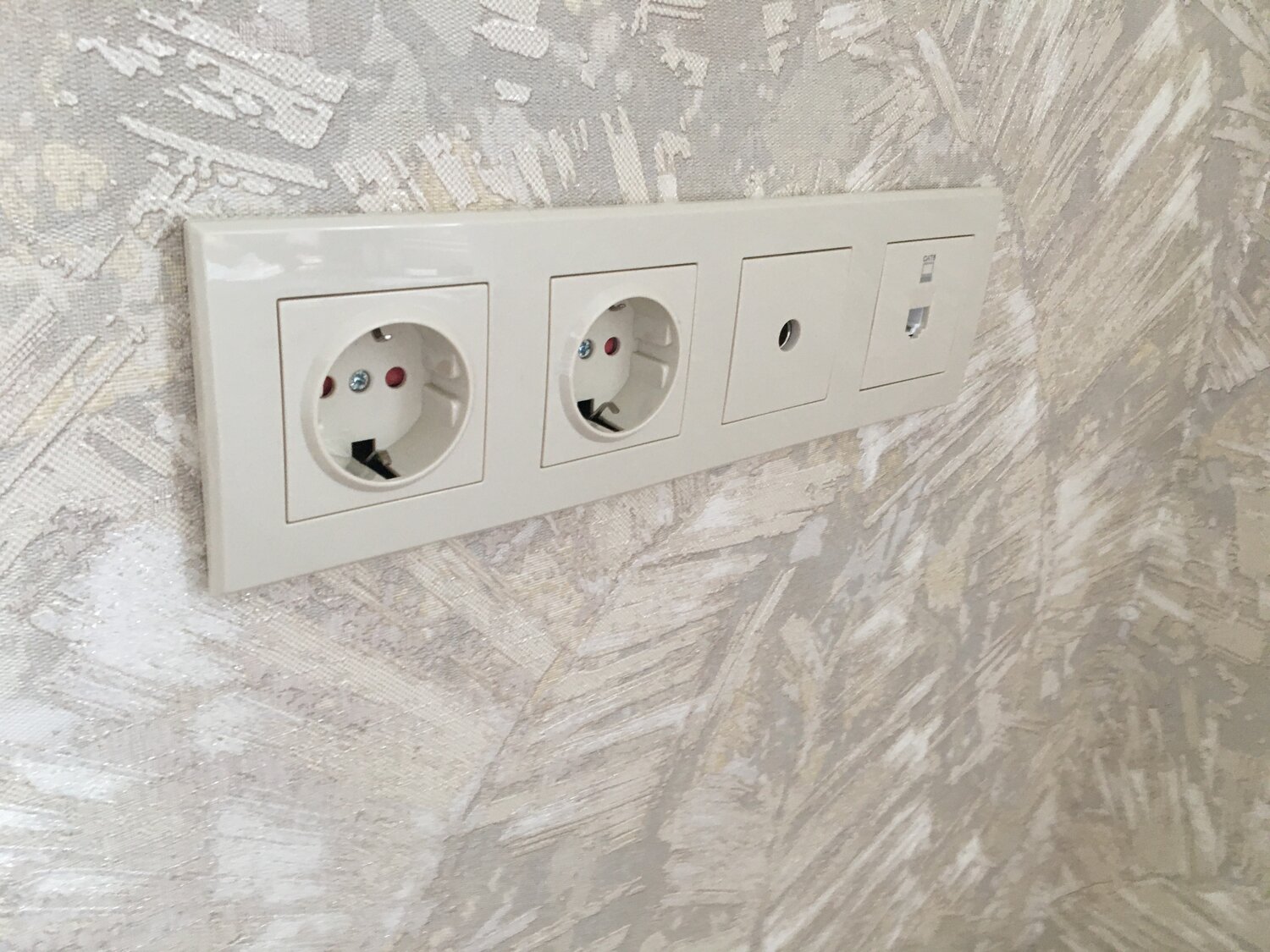 розетки легран коллекция valena, розетка, розетки в квартире, розетки и выключатели на одном уровне, монтаж розеток и выключателей