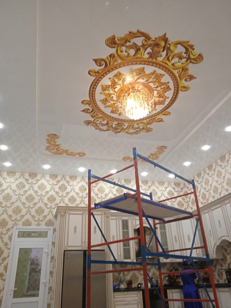 натяжные потолки с орнаментом, потолок, узор на потолке вокруг люстры, шанырак натяжной потолок, орнамент на потолке вокруг люстры