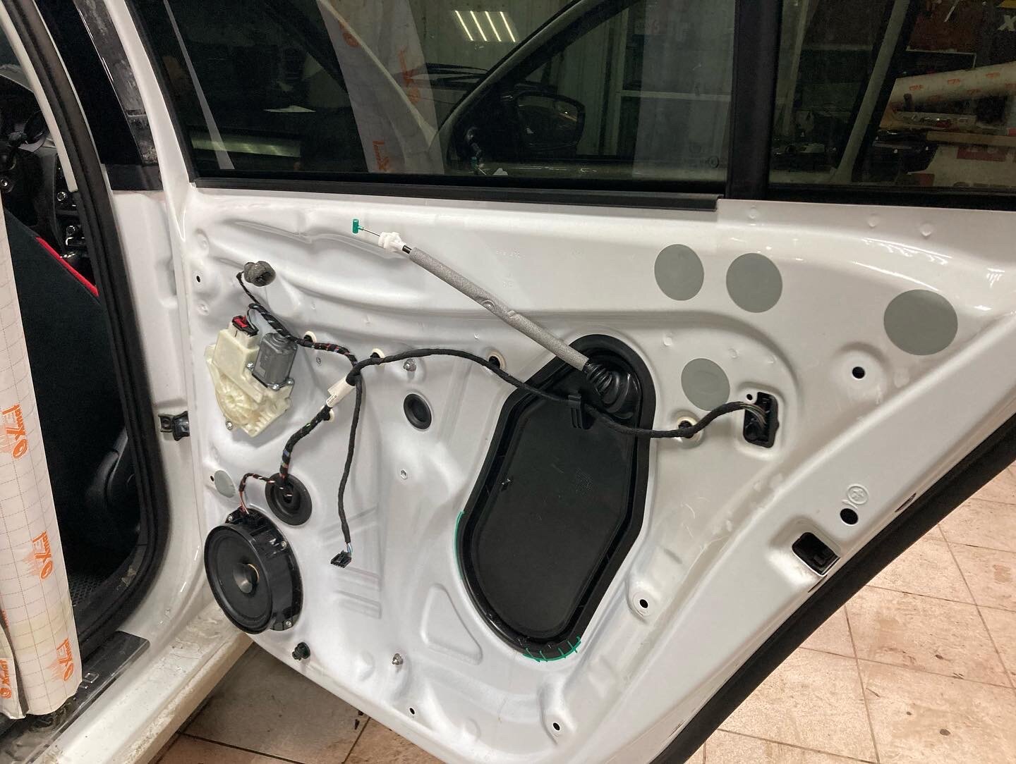 Рапид установка динамиков в задние двери - 92 фото