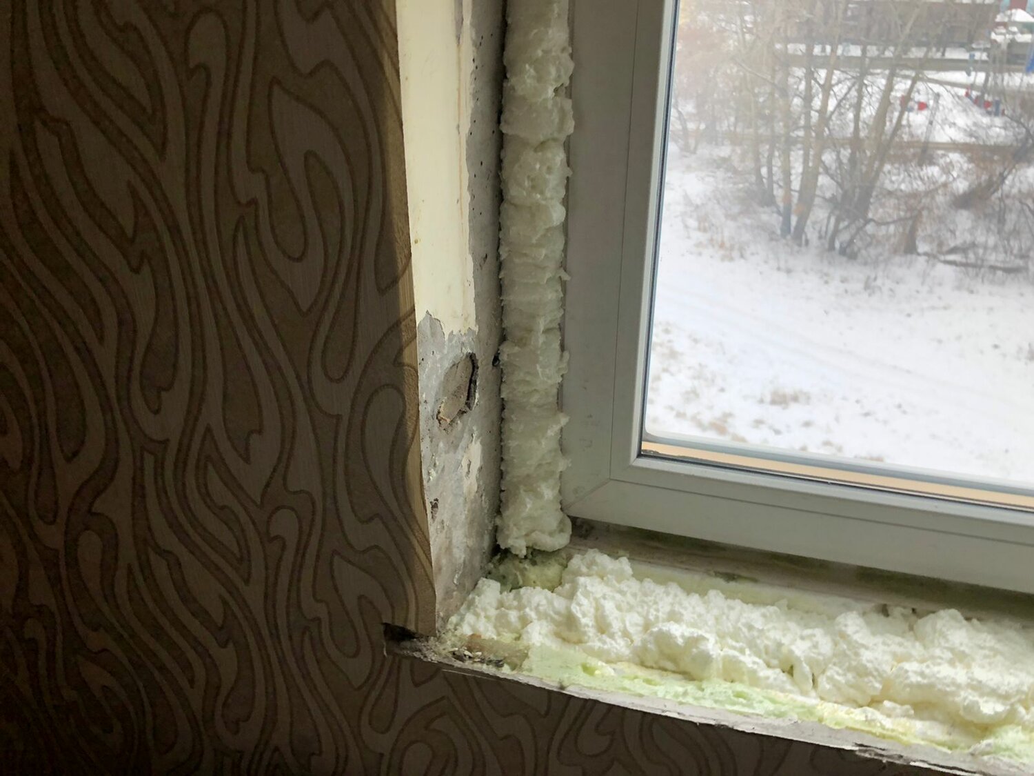 теплый откос на окне, штукатурка подоконника и откосов, откосы на окна внутренние, окно без откосов, откосы на окнах из пластика внутри