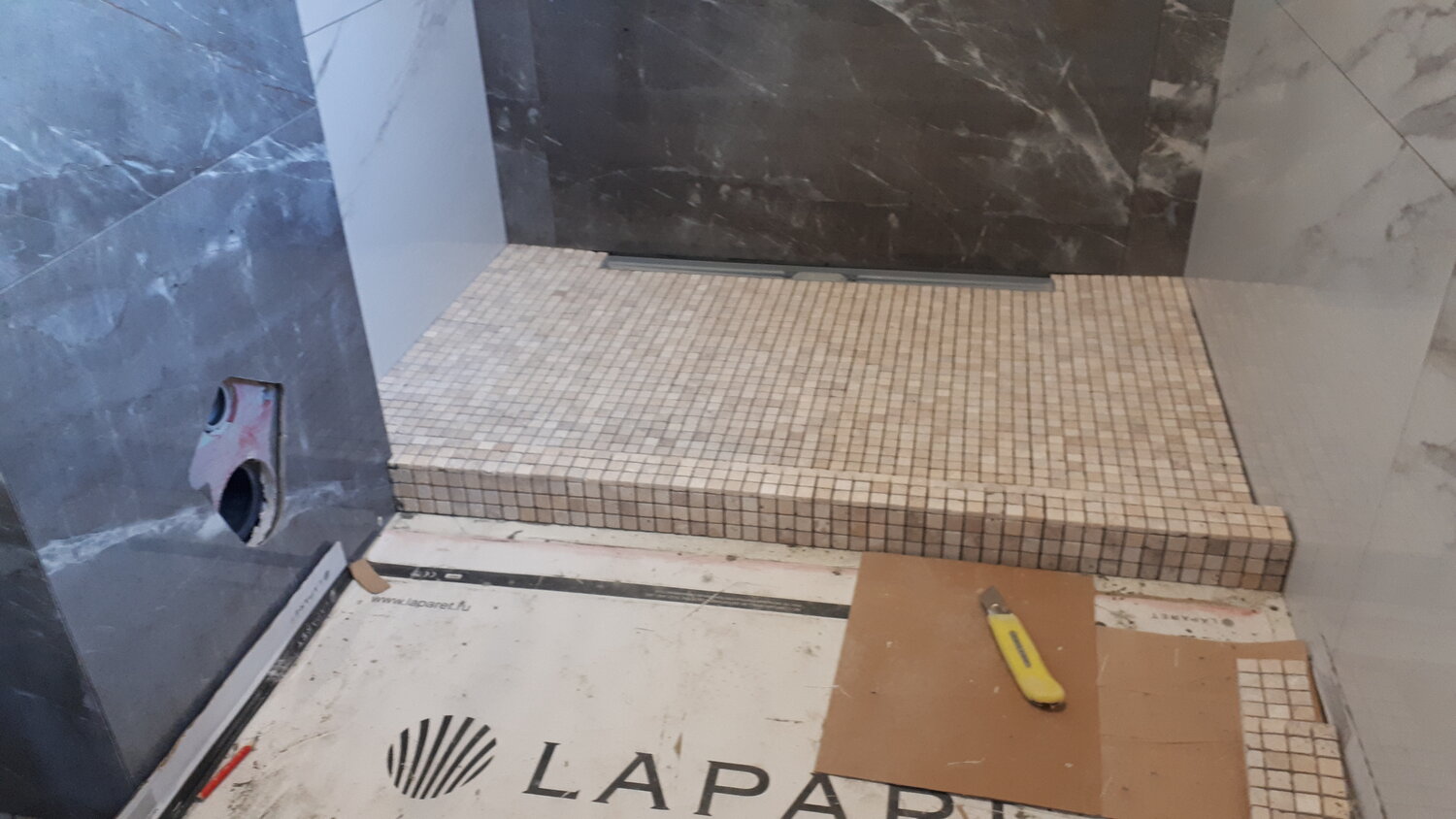 укладка плитки на пол в ванной, укладка плитки на пол, поддон из плитки, укладка плитки в душевом поддоне, укладка плитки