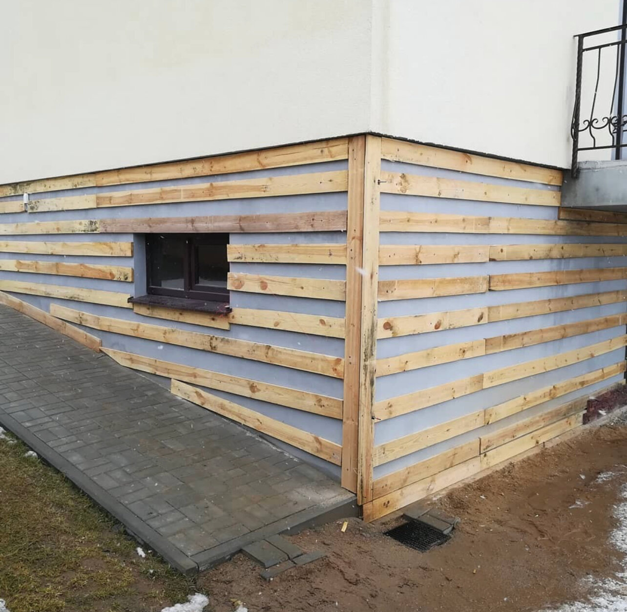 отделка цоколя деревянными рейками, деревянные заборы, горизонтальный деревянный забор, отделка цоколя доской, забор из дерева горизонтальный