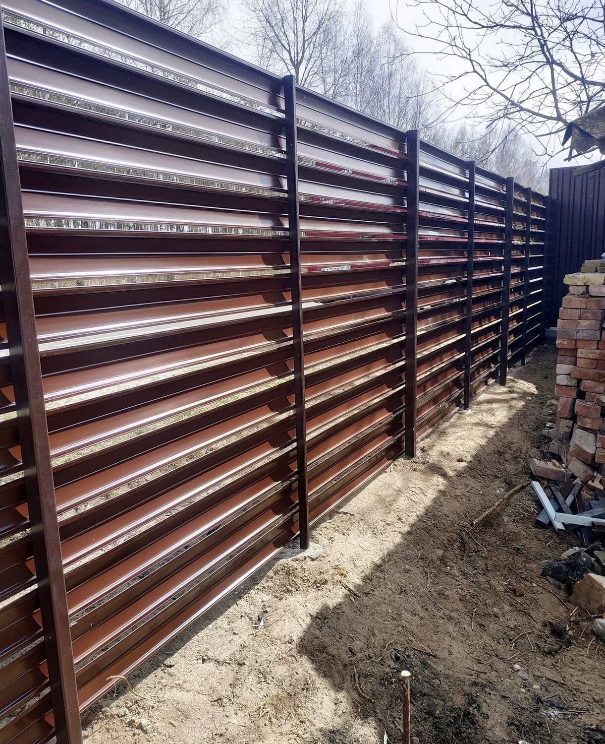 металлический штакетник для забора, горизонтальный забор из евроштакетника, евроштакетник горизонтальный забор, забор из металлического штакетника, забор из горизонтального штакетника