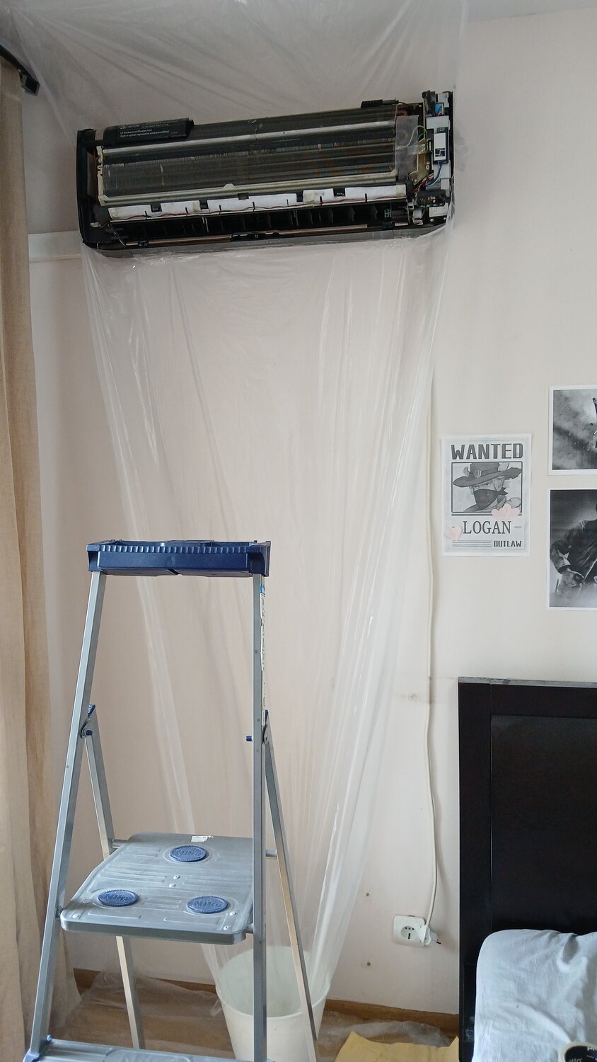 потек кондиционер, установленный кондиционер, внутренний блок кондиционера, кондиционер, кондиционеры сплит системы