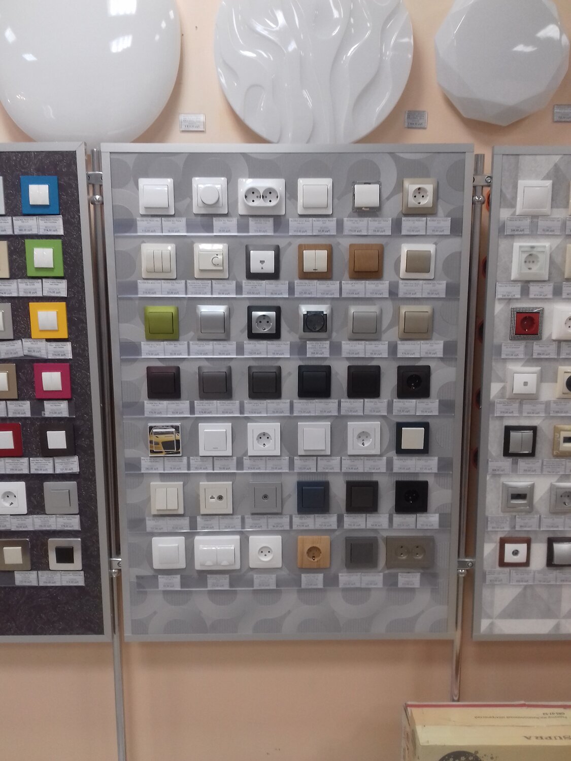 витрина розеток и выключателей, выключатели и розетки, электроустановочные изделия, выключатели и розетки в интерьере, выключатели в интерьере