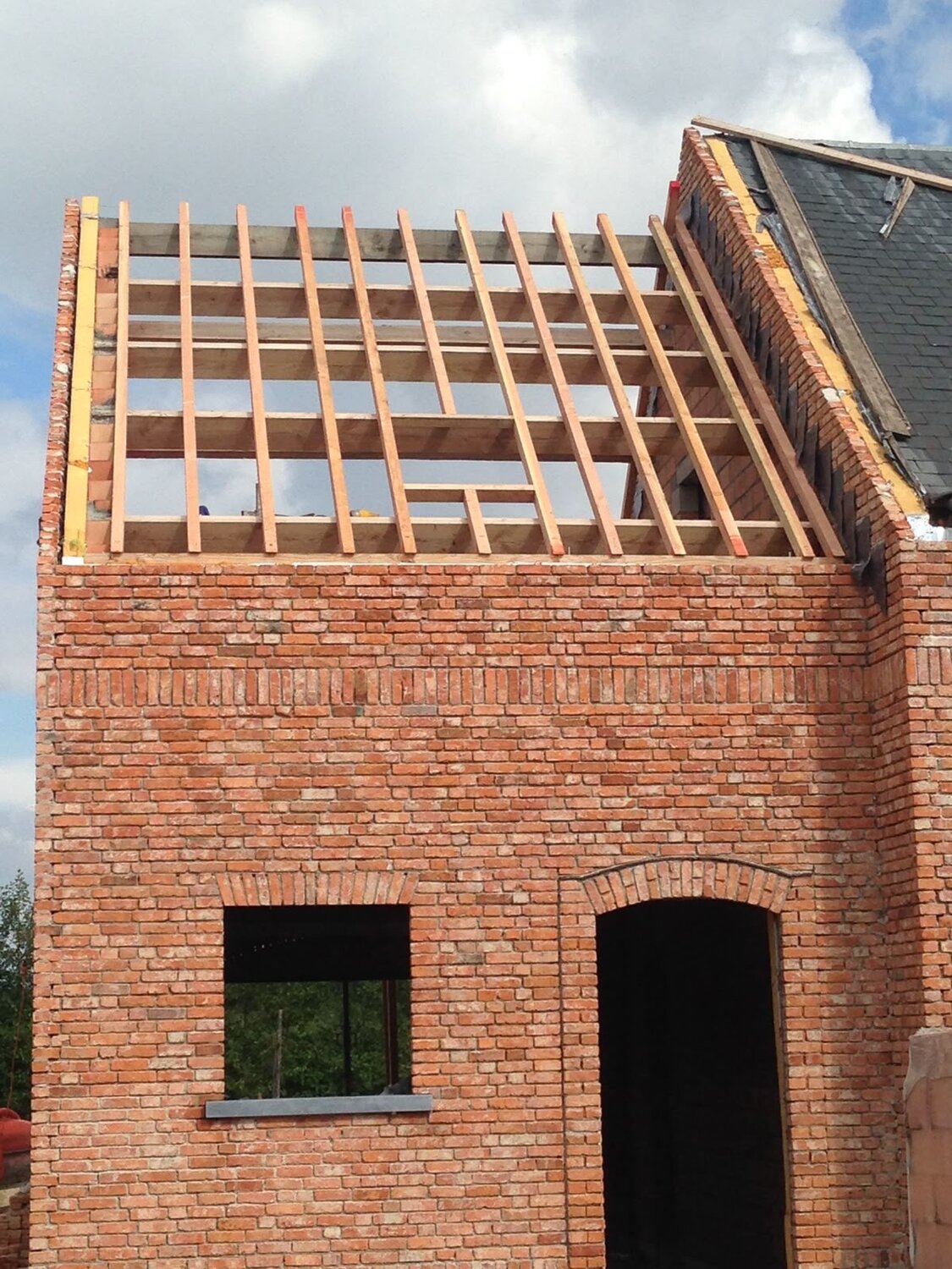 кирпичный фронтон двухскатной крыши, строительства дома, кладка кирпич, кирпичная кладка, дом кирпич