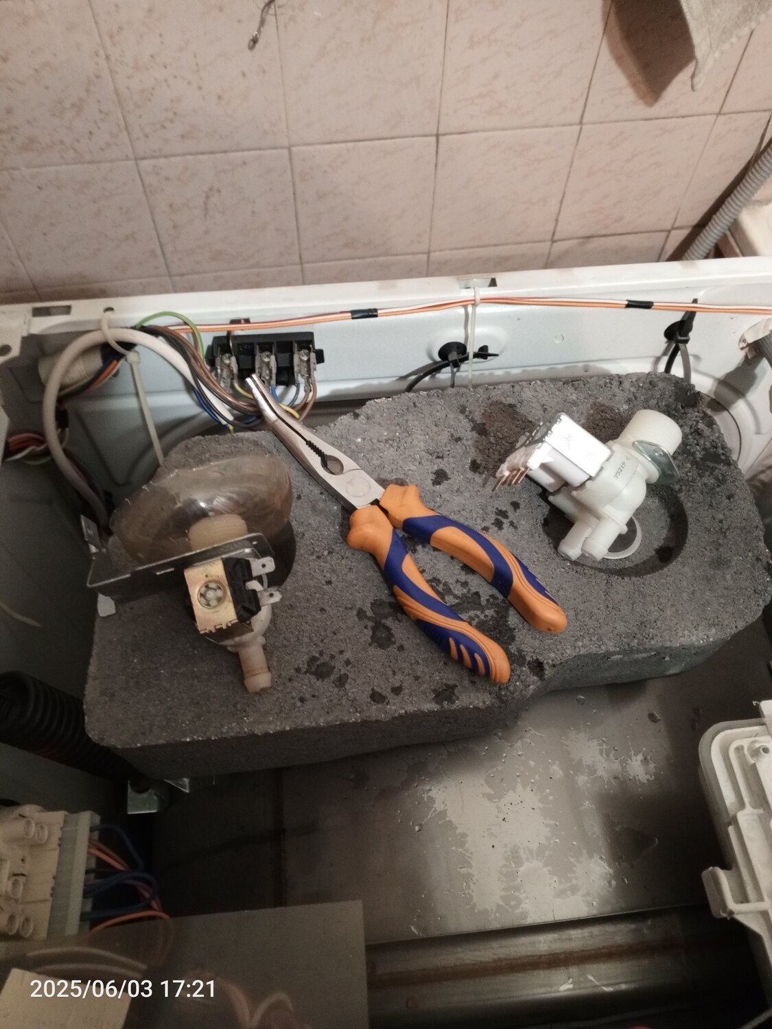 ремонт стиральной машины, насос в стиральной машине, разобранная стиральная машина, датчик протечки посудомоечной машины, стиральная машина